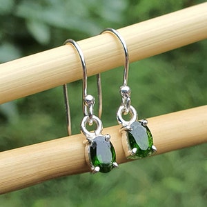 Orecchini in diopside verde per donna / Orecchini pendenti delicati fatti a mano / Orecchini in diopside cromato / Regalo di Natale / Gioielli in argento sterling