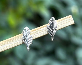 Minimalistische Federohrringe aus Sterlingsilber 925: Schmuck für Vogelliebhaber – Zarte Blattohrstecker