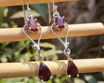 Pendientes de granate / Pendientes con dos piedras de nacimiento / Pendientes de granate natural para mujer / Pendientes de plata de ley / Regalo para ella / Regalo para mamá