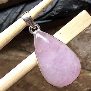 Peut inclure: Un pendentif en forme de larme en pierre rose sertie d'argent sterling.