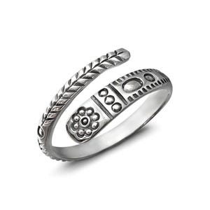 Puede incluir: Un anillo de plata con un dise&ntilde;o &uacute;nico que presenta una banda retorcida y intrincados patrones geom&eacute;tricos. El anillo est&aacute; hecho de plata de ley y tiene un acabado pulido.