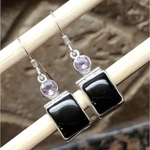Schwarze Onyx Ohrringe mit Lila Amethyst von FemmesBijoux | Sterling Silber Ohrringe | Zwei Edelstein Ohrringe | Hochzeitsgeschenk für Sie