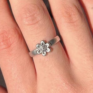 Dainty Flower Ring • Sterling Silver Flower Ring • Minimalist Jewelry • Dainty Stacking Ring • Mom Gift • Cute Ring Women • Sun Flower Ring