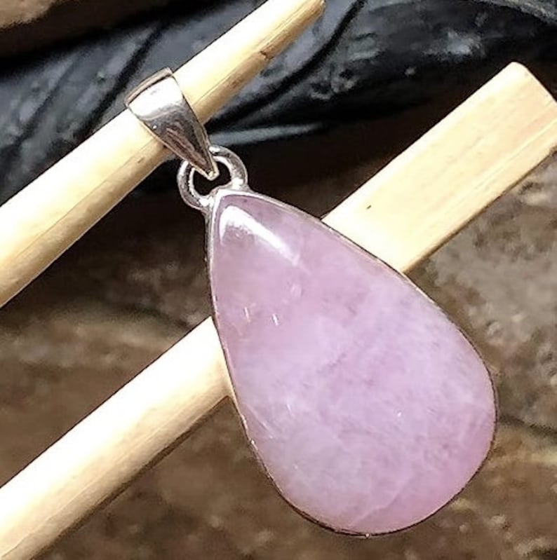 Peut inclure: Un pendentif en forme de larme en pierre rose sertie d'argent sterling.