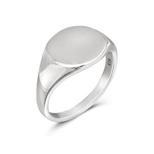 Op de afbeelding: Een zilveren zegelring met een gladde, ovale bovenkant. De ring is gemarkeerd met "925" aan de binnenkant van de band.