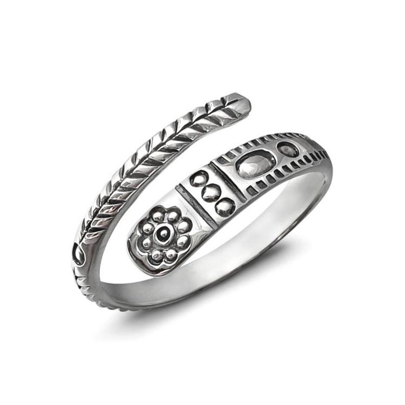 Puede incluir: Un anillo de plata con un dise&ntilde;o &uacute;nico que presenta una banda retorcida y intrincados patrones geom&eacute;tricos. El anillo est&aacute; hecho de plata de ley y tiene un acabado pulido.