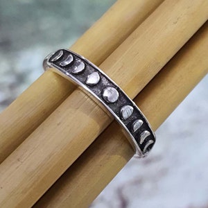 Bague phases de lune en argent sterling oxydé | Bijoux célestes | Alliance empilable