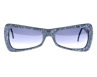 Gafas de sol Vanzina con diseño de mariposa en gris, montura de celuloide con efecto piedra mineral, hechas a mano en Italia, años 80.