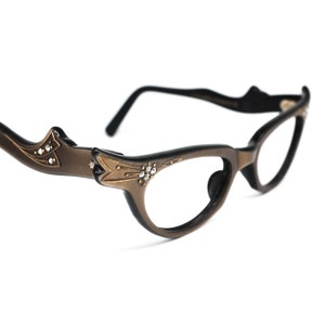 Montatura per occhiali cateye autentici anni &#39;50 decorata con intagli e strass, NOS