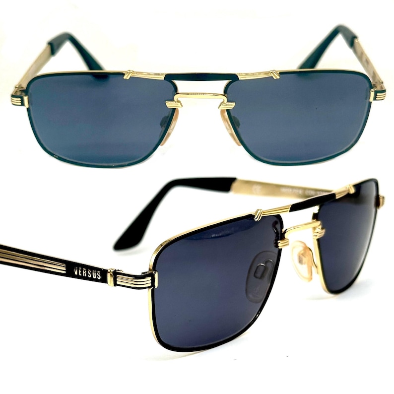 Pu&ograve; includere: Due paia di occhiali da sole con lenti blu scuro e montature color oro. Un paio ha aste verdi, mentre l'altro ha aste nere con la scritta "VERSUS" stampata sul lato.
