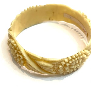 Bracelet ancien en bakélite floral sculpté à la main des années 1920, menthe