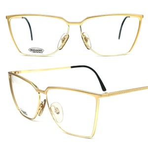 Puede incluir: Gafas de metal doradas con montura cuadrada y el logotipo de Missoni Occhiali en la patilla izquierda.