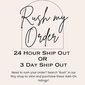 K&ouml;nnte beinhalten: Schwarz-wei&szlig;es Text-Grafik mit den Worten "Rush my Order" in einer kursiven Schriftart. Der Text befindet sich in einem abgerundeten Rechteck. Unter dem Text steht "24 Hour Ship Out or 3 Day Ship Out". Der Text setzt sich fort mit "Need to rush your order? Search "Rush" in our Etsy shop to view and purchase these Add-On listings!"