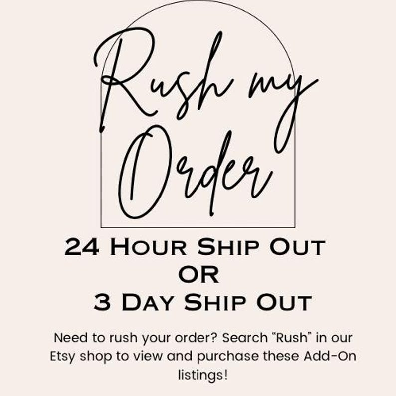 K&ouml;nnte beinhalten: Schwarz-wei&szlig;es Text-Grafik mit den Worten "Rush my Order" in einer kursiven Schriftart. Der Text befindet sich in einem abgerundeten Rechteck. Unter dem Text steht "24 Hour Ship Out or 3 Day Ship Out". Der Text setzt sich fort mit "Need to rush your order? Search "Rush" in our Etsy shop to view and purchase these Add-On listings!"