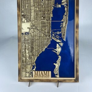 Carte en couches découpée au laser de la ville de Miami en résine époxy / Carte 3D / Plan de la ville fait main / Cadeau de mariage / Cadeau de pendaison de crémaillère / Cadeau d'anniversaire