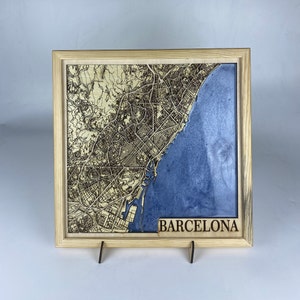 Carte en couches découpée au laser de la ville de Barcelone en résine époxy / Carte 3D / Plan de la ville fait main / Cadeau de mariage / Cadeau de pendaison de crémaillère / Cadeau d'anniversaire