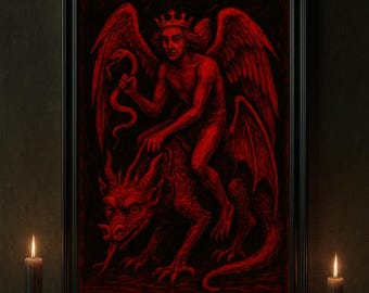 Puede incluir: Una obra de arte roja enmarcada representa una figura coronada montada en un dragón, sosteniendo una serpiente. La imagen está rodeada de velas encendidas, una calavera y granadas. La obra de arte es de estilo gótico oscuro.
