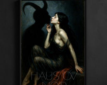 Pode incluir: Uma obra de arte emoldurada com uma mulher e uma silhueta escura com chifres. A mulher, com cabelo longo e escuro, está sentada e tocando o rosto. A obra de arte tem uma paleta de cores escuras e sombrias. O texto "HAUS OV NOIR" está na parte inferior.