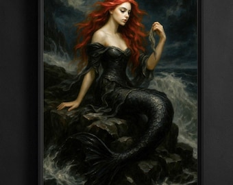 Puede incluir: Una impresión artística enmarcada representa a una sirena con cabello rojo ondeante y un vestido negro, sentada en rocas cerca de un mar tormentoso. La sirena sostiene un pequeño objeto, con un cielo oscuro y dramático de fondo.