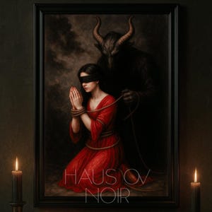 Può includere: Un'opera d'arte incorniciata raffigura una figura inginocchiata in un abito rosso, bendata e legata, con una figura cornuta dietro. La scena è ambientata su uno sfondo scuro, con candele accese e un teschio su un tavolo. Il testo "HAUS OV NOIR" è visibile.