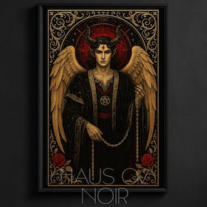 Puede incluir: Obra de arte enmarcada que presenta una figura con cuernos, alas doradas y un colgante de pentagrama. La figura lleva una túnica negra y sostiene cadenas. El fondo es rojo y dorado, con el texto "HAUS NOIR" en la parte inferior.
