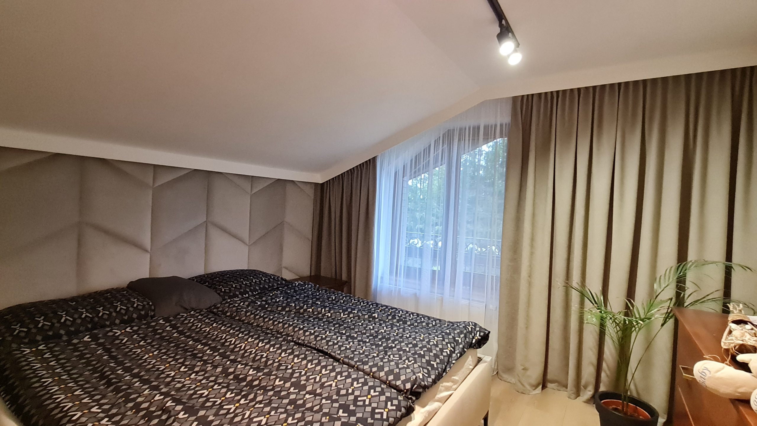 Art3d Schil en plak hoofdeinde voor volledige en queensize in fluwelen steen, pak van 12 panelen van 25 x 60 cm, 3D geluiddichte wandpanelen