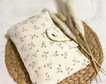 Wickeltasche zur Aufbewahrung von Windeln und Feuchttüchern aus ecrufarbener Baumwollgaze mit kleinen Blumen