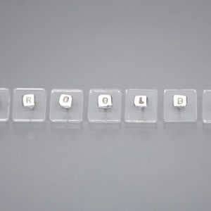 Pendientes pequeños de plata Verba, pendientes monocromáticos, pendientes con letras latinas, Verba Mundus, pendientes diminutos, regalo para ella, regalo para él, un pendiente