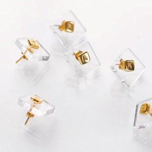Pendientes pequeños Verba, pendientes monocromáticos, pendientes con letras bañadas en oro, pendientes con letras latinas Verba Mundus, regalo para ella, un pendiente