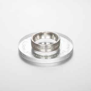 Anillos con la palabra latina Verba, joyas con cita para mujeres y hombres, regalo con texto estampado a mano Verba Mundus para ella, regalo de San Valentín para él y ella, anillo ancho