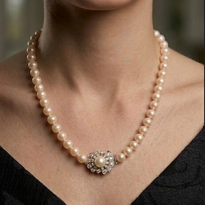 Collar antiguo de oro blanco de 14 quilates, diamantes y perlas cultivadas color crema.