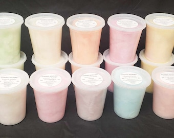 Könnte beinhalten: Zehn Behälter mit Zuckerwatte in verschiedenen Farben, darunter Grün, Weiß, Orange, Rosa, Blau und Gelb. Die Behälter sind mit "Cotton Candy Gourmet" beschriftet.