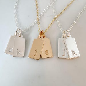 Litet anpassat initialhalsband för hundbricka - Personligt initialhalsband - Sterlingsilver eller guld personligt halsband för hundbricka - Present till mamma