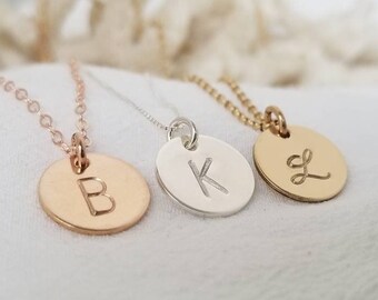 Zierliche Halskette, Personalisierte Initial kette, Gold oder Roségold oder Sterling Silber, 1/2 Inch Initiale