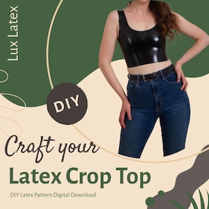 Peut inclure: Un crop top en latex noir brillant est présenté, porté avec un jean bleu et une ceinture noire. Le texte "Lux Latex" et "Craft your Latex Crop Top" sont visibles. L'image comprend également le texte "DIY" et "DIY Latex Pattern Digital Download."