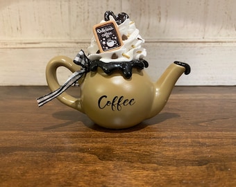 Fausse cafetière, décoration de plateau à plusieurs niveaux, café, faux café, théière à café, fausse pâtisserie, fausse boisson, faux aliments, café dans une mini théière