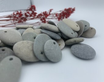 50 Tiny Top Drilled Stone Pebble, Craft Supplies, Natural Rock Beads, Zeekiezels met gat 1,8 of 2 mm. Ideeën voor sieraden maken.