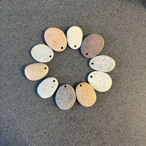 10 pietre da spiaggia piatte forate da dipingere, rocce artigianali per dipingere, ciottoli semplici o opere d&#39;arte per bambini, ciondoli in pietra, 50-60 mm, 2&quot;- 2 1/3&quot;, foro da 6 mm