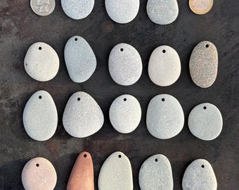 Colgantes de piedra de playa perforada: Piedras para manualidades (15 piezas, 35-50 mm)