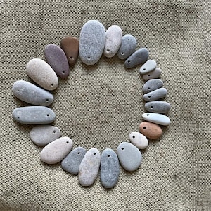 Ciottoli di mare forati, 30 pezzi. Pietre piatte da spiaggia con foro. Idee per la creazione di gioielli. Foro da 1,8-2 mm.