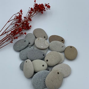 Rocce piatte da spiaggia per pittura, Rocce artigianali semplici forate con fori, Ciottoli di mare, Idee per gioielli artigianali. Set di 15 ciondoli in pietra