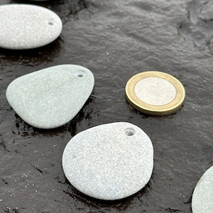 10 ciondoli di pietra piatta forata per la creazione di gioielli, pietre artigianali da dipingere, pietre piatte da spiaggia con foro, arte per bambini, 3,0-4,5 cm, foro da 2 o 3 mm