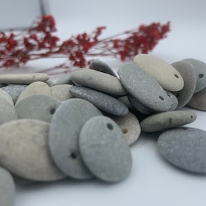 50 piccoli ciottoli di pietra forati, materiali per il fai da te, perline di roccia naturale, ciottoli di mare con foro da 1,8 o 2 mm. Idee per la creazione di gioielli.