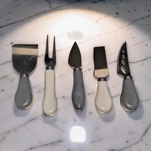 de charcuterie 5 pièces avec manche en béton | Couteaux à fromage industriels modernes | Résine sans danger pour les aliments | Cadeau unique de pendaison de crémaillère