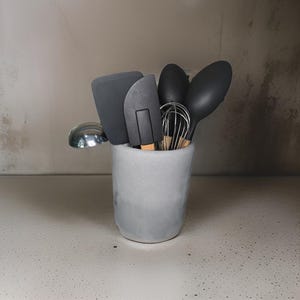 Grau Beton Utensilien Halter - Moderne, Minimalistische Organisation in der Küche. Pflanzgefäß für drinnen und draußen mit Abflussloch
