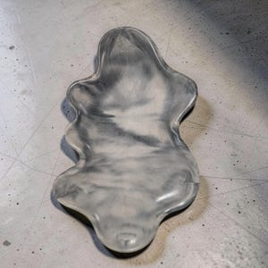 Stort molnbricka i betong, oregelbundet organiskt skålfat, abstrakt skulpturalt sminkfat, minimalistisk smyckestallrik i betong