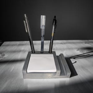 コンクリート製デスクオーガナイザー | ペンホルダー、ポストイットホルダー、スマホスタンド | モダンでミニマリストなオフィスアクセサリー