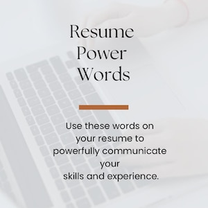 Op de afbeelding: Een document getiteld "Resume Power Words" met tekst die het gebruik van specifieke woorden adviseert om vaardigheden en ervaring te communiceren. De afbeelding bevat een laptoptoetsenbord en een documentpictogram.