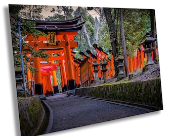 Póster de las Puertas Torii Bermellón: Luz del amanecer en el Santuario de Kioto