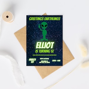 Könnte beinhalten: Ein grüner Außerirdischer mit einem Friedenszeichen auf einem dunkelblauen Hintergrund mit weißen Sternen. Der Text "Greetings Earthlings" steht oben auf der Einladung. Der Text "Elliot is turning 5!" ist in Grün und Weiß. Der Text "Please join us for an out of this world birthday party" ist in Weiß. Das Datum ist der 22. März. Der Veranstaltungsort ist 123 Main St, Any City, XX 12345. Die Zeit ist von 12:00 bis 16:00 Uhr.